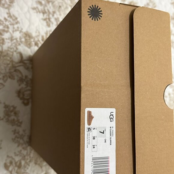 Empty UGG Box, Size 7, with paper inside - Picture 3 of 5